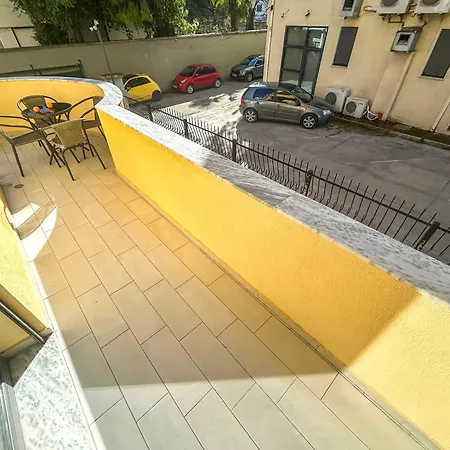 Apartment 2 Bedroom 1337 *